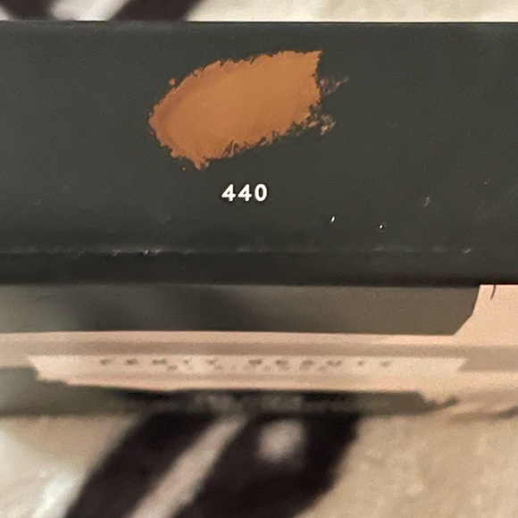 Fenty 440 Pro Filt’r Soft Matte Longwear Powder Foundation - Picture 3 of 7